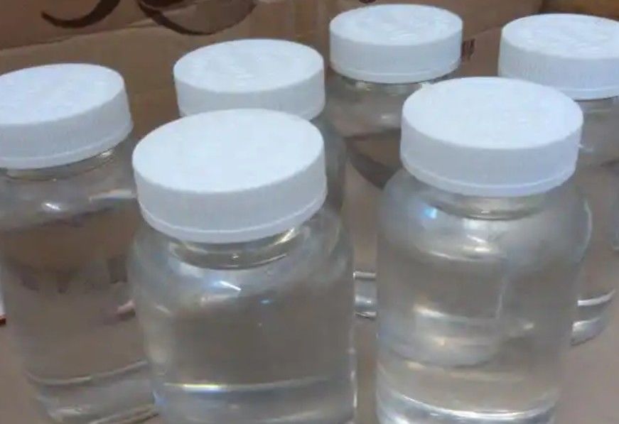 Resin Melamin Formaldehida Termetilasi Kandungan Padat 79-85 Persen Larut Air Fleksibilitas Hingga 2 Mm Cocok untuk Pelapis dan Perekat